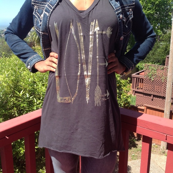 Graphic Tee ~Love So Right❤️ New Never Worn - Picture 2 of 8